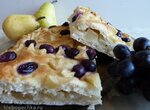 Пирог с виноградом и грушей