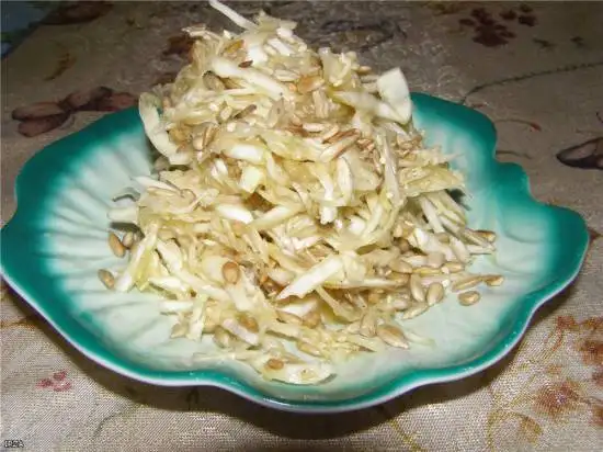 Салат с капустой и семечками