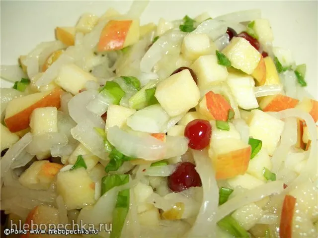Салат из белого лука с яблоком