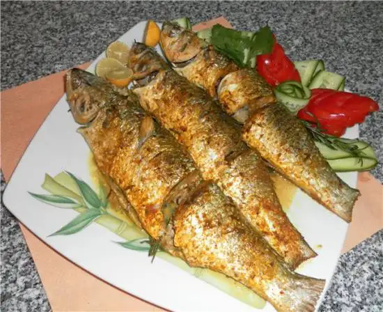 Кефаль, запеченная с розмарином и лаймом