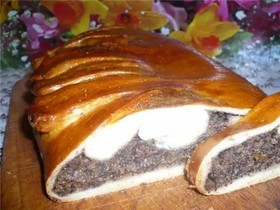 Пирог с маково-манной начинкой