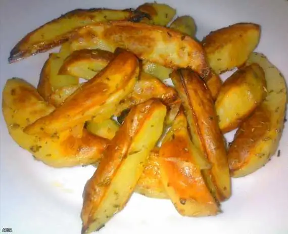 Картофель запеченный дольками