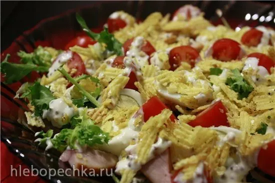 Салат с копченой курицей и чипсами