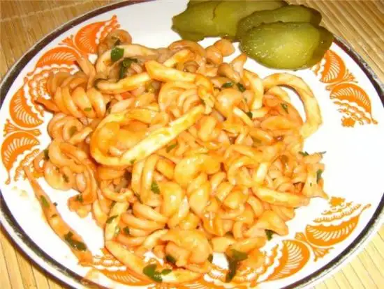 Острые кальмары с макаронами
