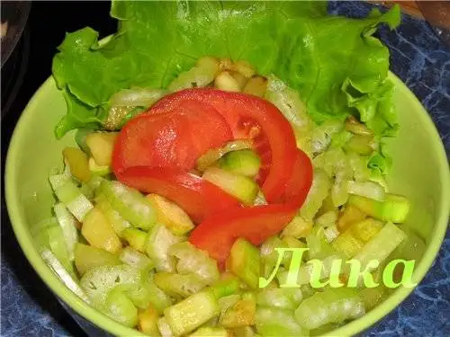 Салат из цукини и сельдерея теплый
