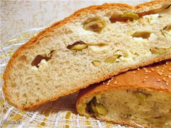 Греческий хлеб с фетой и оливками (духовка)