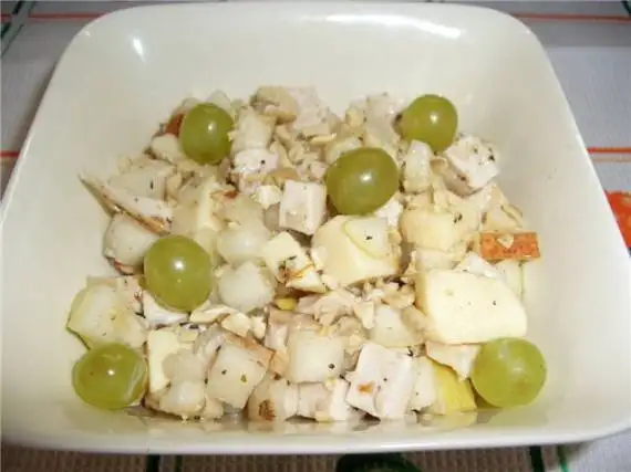 Салат с маринованным сыром сулугуни