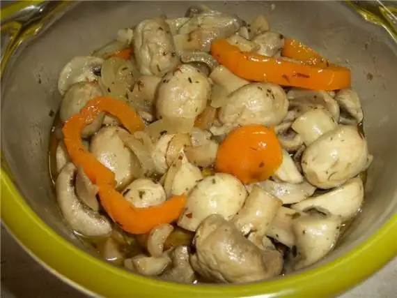 Салат «Шампиньоны маринованные с овощами»