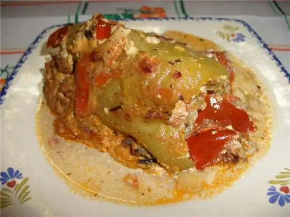 Перец, фаршированный овощами, мясом со сливочной подливой