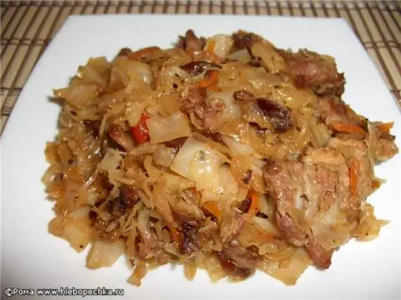 Солянка с копченой грудинкой и вяленой вишней