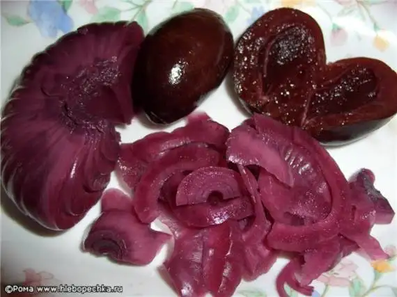 Красный лук маринованный