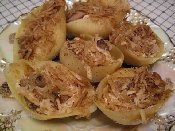 «Ракушки» с грибами и курицей