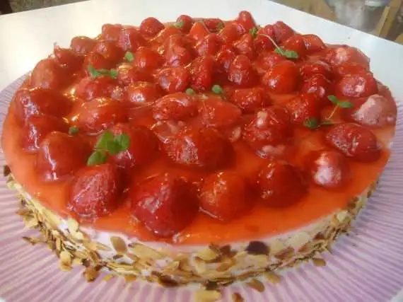 Торт клубничный со сливочным йогуртом