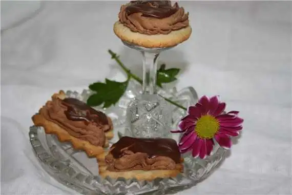 Печенье песочное с трюфельной начинкой