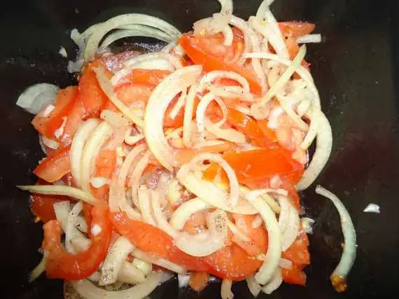 Салат из помидоров  и лука