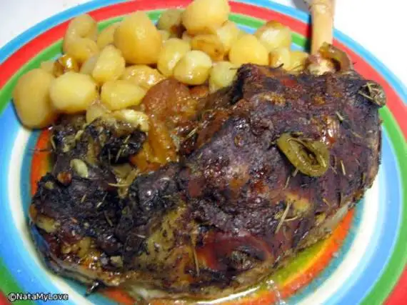 Ножка фаршированная курагой и миндалем