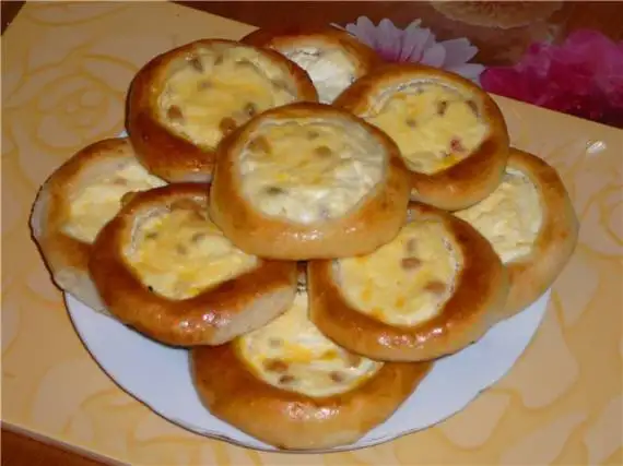 Ватрушки с творогом и изюмом