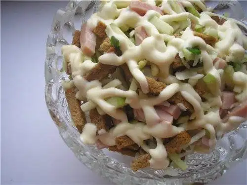 Салат капустный с ветчиной и сухариками
