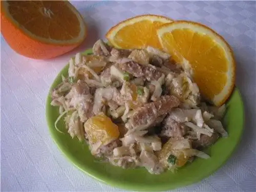 Салат капустно-апельсиновый с сухариками