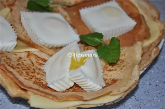 Яйца пашот из мультварки на цельнозерновых блинчиках с легким сыром