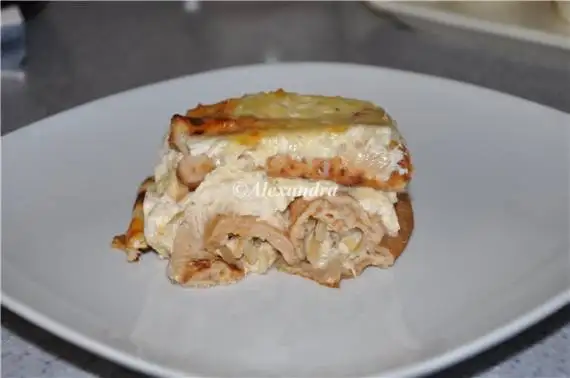 Блинная цельнозерновая запеканка с курицей и мягким козьим сыром
