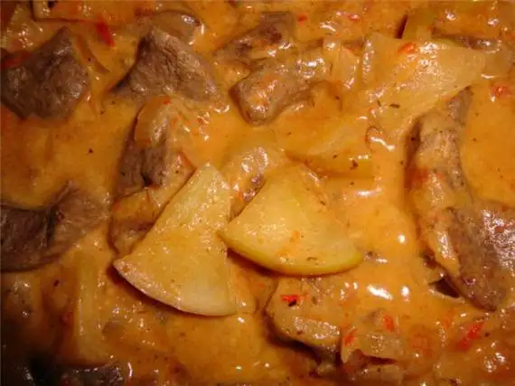 Печень с яблоком и помидорами