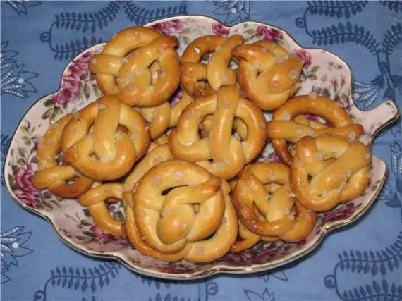 Солёные чесночные крендельки