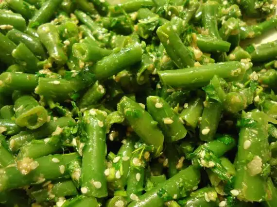 Салат из свежей стручковой фасоли