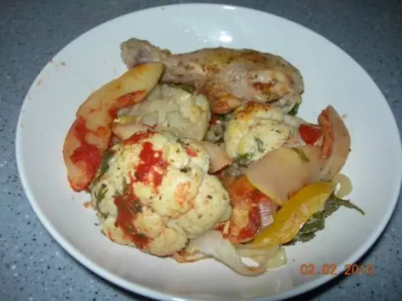 Курица в духовке с овощами и айвой