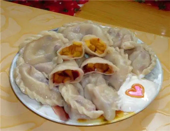 Вареники  с персиком и сливой