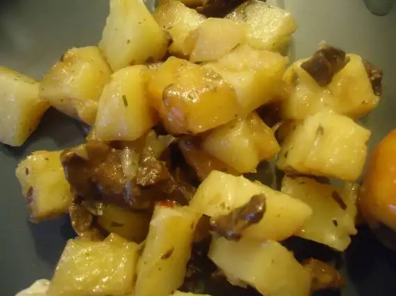 Картофель жаренный с белыми грибами в мультиварке