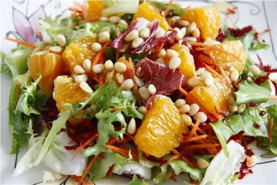 Салат с морковью и апельсином