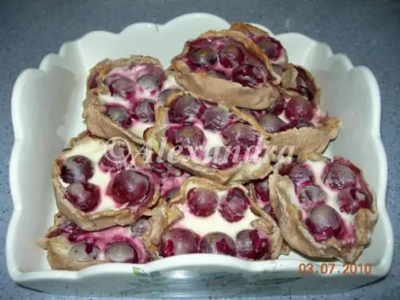 Калитки (Карельские ржаные пирожки) с вишней в творожной заливке