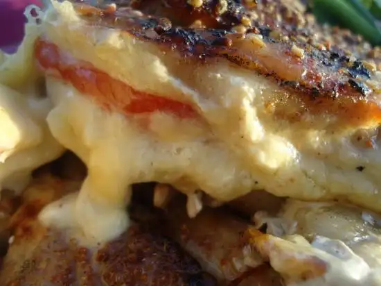 Свиная отбивная фаршированная сыром и помидором на гриле
