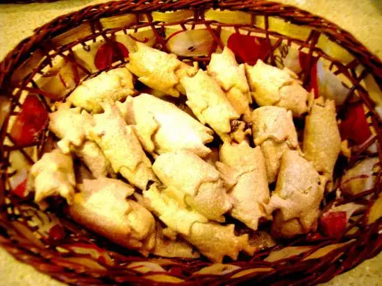 Рулетики с вареной сгущенкой и орехами