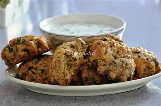 Сконы цельнозерновые закусочные с козьим сыром и свежей зеленью