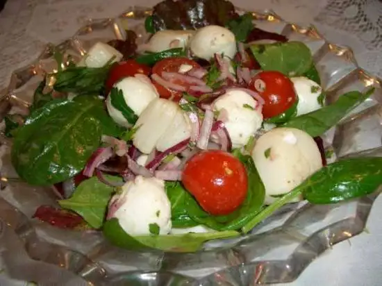 Салат с морскими гребешками и сыром моцарелла