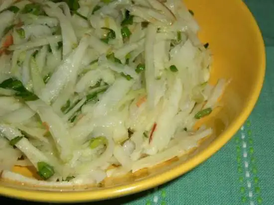 Салат из капусты кольраби с яблоком