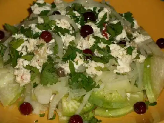 Салат из зеленой редьки с маринованным сыром