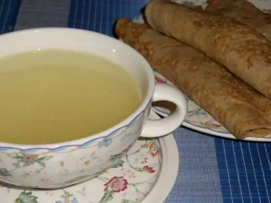 Бульон куриный прозрачный с блинами, начиненными кашей