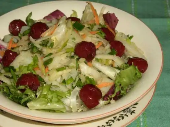Салат с кольраби и вишней