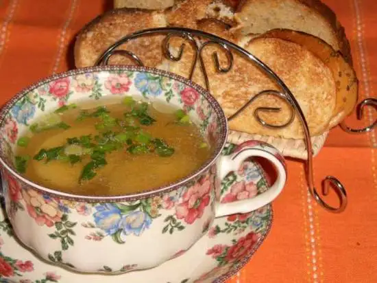 Бульон с яйцом и чесночными гренками