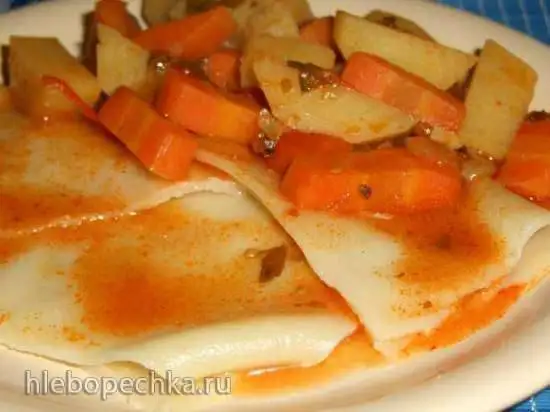 Квадратики из теста простые, с начинкой, и красной подливой