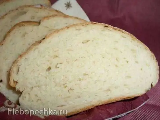 Хлеб пшеничный с мягким сыром и белым вином в духовке