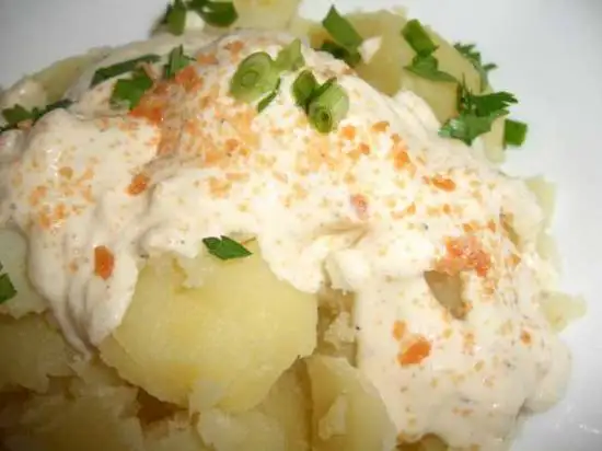 Картофель с соусом из красной икры камбалы