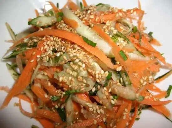 Салат морковный с кунжутом