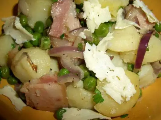 Картофель с беконом, зеленым горошком, сыром