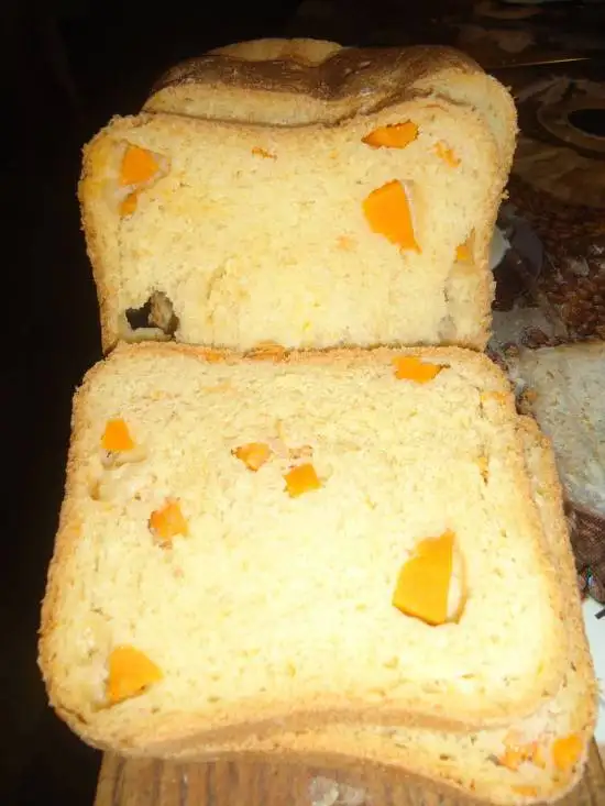 Тыквенный хлеб с кусочками тыквы в хлебопечке