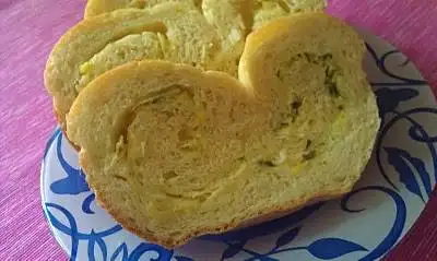Картофельный хлеб-рулет с сыром и луком пореем