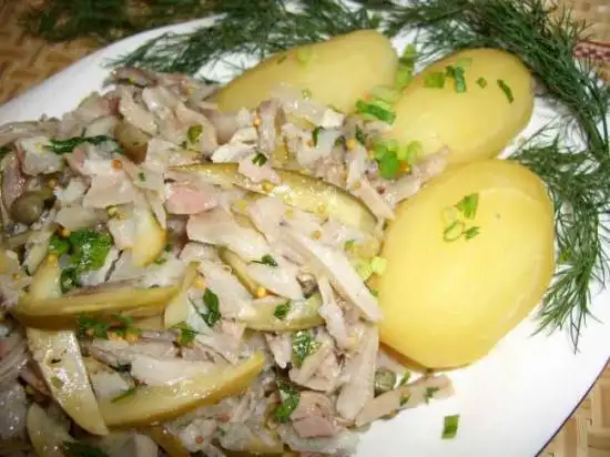 Салат из свиных ножек с корнишонами